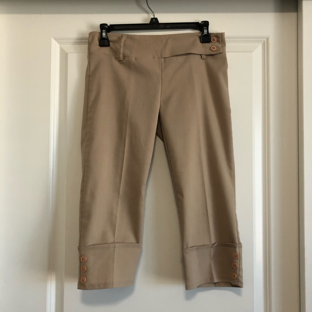SOLD ☀️SALE! NWOT Khaki capris